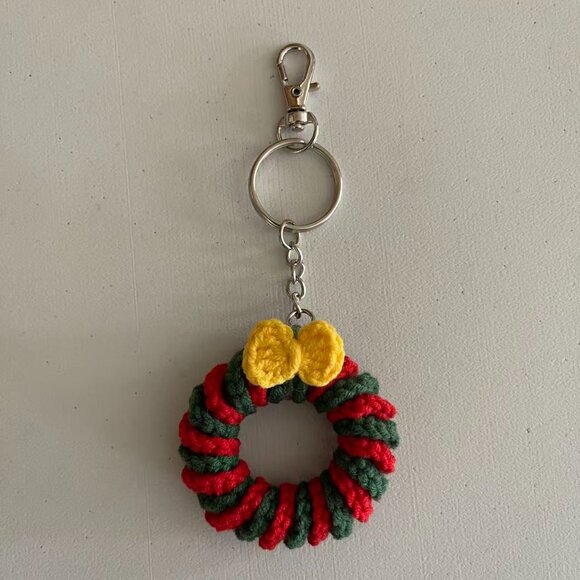 Set of 4 Handmade crochet Christmas wreath keychain ornament - Picture 6 of 8